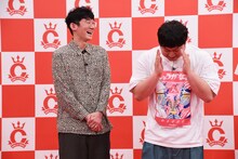 恥ずかしくなるロングコートダディ兎（右）