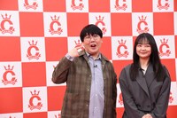 アピールする蛙亭・中野（左）