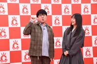 アピールする蛙亭・中野（左）