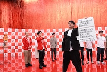 スタッフが持っていたカンペを取り上げるレインボー・ジャンボたかお