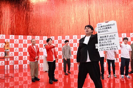 スタッフが持っていたカンペを取り上げるレインボー・ジャンボたかお