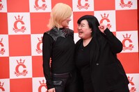 「勝手にしゃべらんといて？」と注意するオダウエダ植田（右）