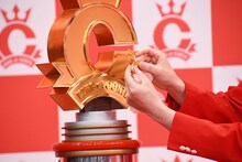 阿佐ヶ谷姉妹にもらったみかんの皮が「キングオブコント」のトロフィーの形だと主張するラブレターズ溜口