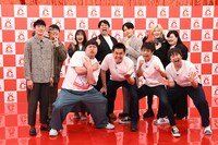 「キングオブコント2025」エントリー表明会見後のフォトセッションで棒立ちのロングコートダディ堂前（左端）