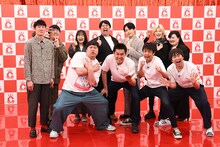 「キングオブコント2025」エントリー表明会見後のフォトセッションで棒立ちのロングコートダディ堂前（左端）