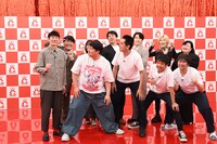 「元気に！」というカメラマンのリクエストになかなか応えてくれないロングコートダディ堂前（左端）