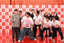 「元気に！」というカメラマンのリクエストになかなか応えてくれないロングコートダディ堂前（左端）