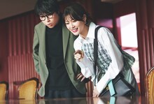 「CanCam」2025年7月号より、結婚を控えているカップルを演じる空気階段・水川かたまりと生見愛瑠