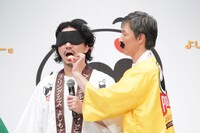 「プリングルズ “よしもとカレー味” 商品発表会」で、利きプリングルズに挑戦するニューヨーク嶋佐