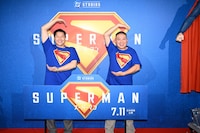 映画「スーパーマン」の“スーパーアンバサダー”に就任し、“SS兄弟”ネタを繰り広げるチョコレートプラネット