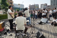 ゲリラライブの様子。