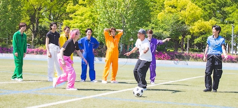 サッカーに臨む木梨憲武とSnow Man