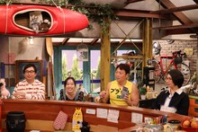 左からおいでやす小田、須田亜香里、サバンナ八木 、クワバタオハラくわばた