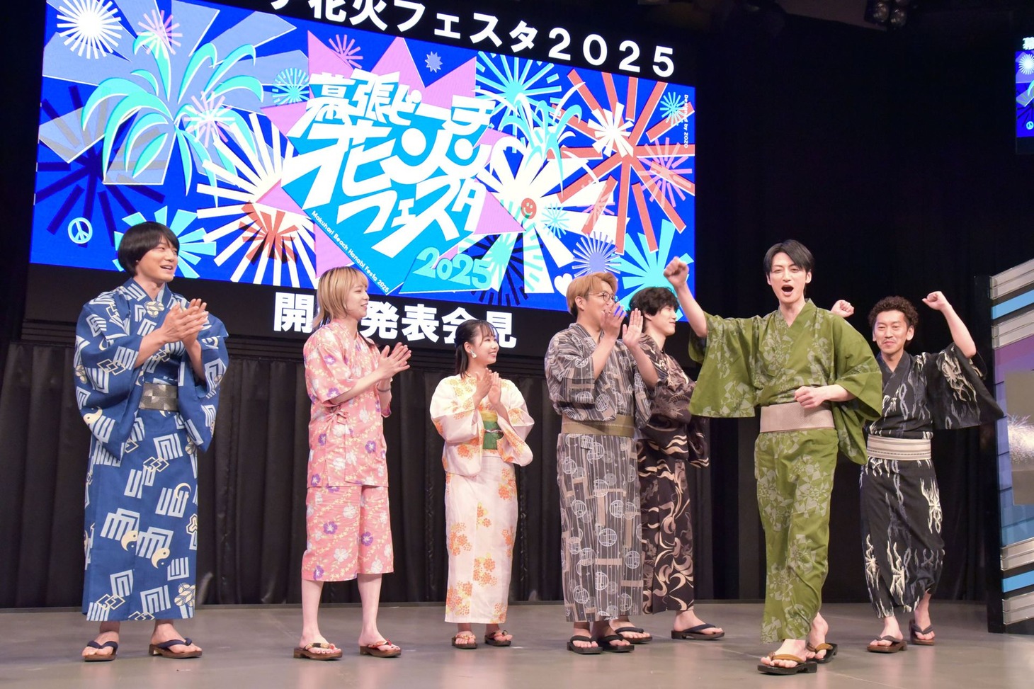 ツートライブが会見に登場した場面