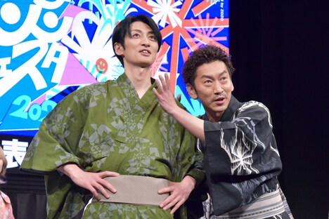 自身の浴衣の柄を「緑茶の葉っぱをいれる缶」（たかのり）「蜘蛛」（周平魂）と説明するツートライブ