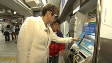 券売機に悪戦苦闘するGACKT