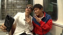 電車内で記念撮影するGACKTと浜田雅功