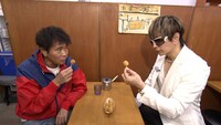 たこ焼きを味わうGACKTと浜田雅功