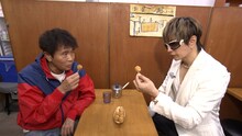 たこ焼きを味わうGACKTと浜田雅功