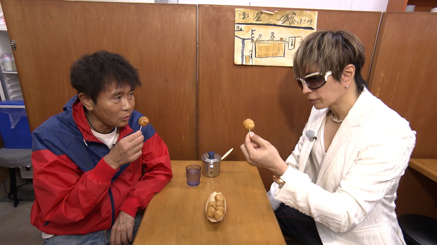 たこ焼きを味わうGACKTと浜田雅功