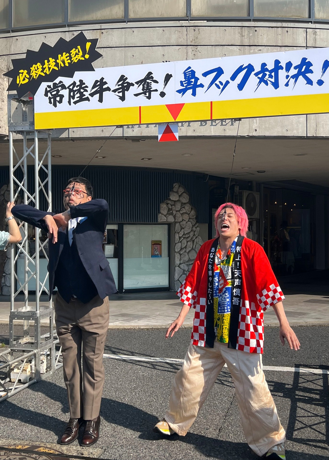 左から南海キャンディーズ山里、EXIT兼近