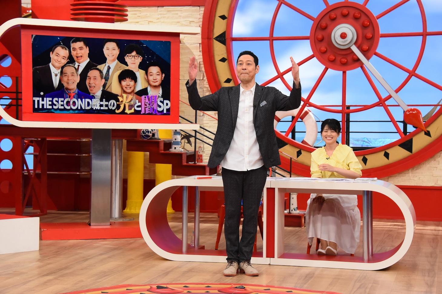 左から東野幸治、中島めぐみアナウンサー