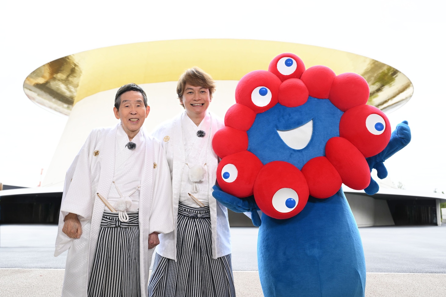 左から萩本欽一、香取慎吾、ミャクミャク