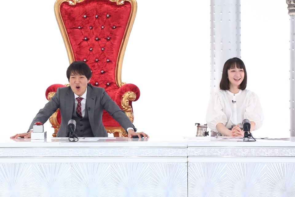 左から千原ジュニア、竹上萌奈アナウンサー