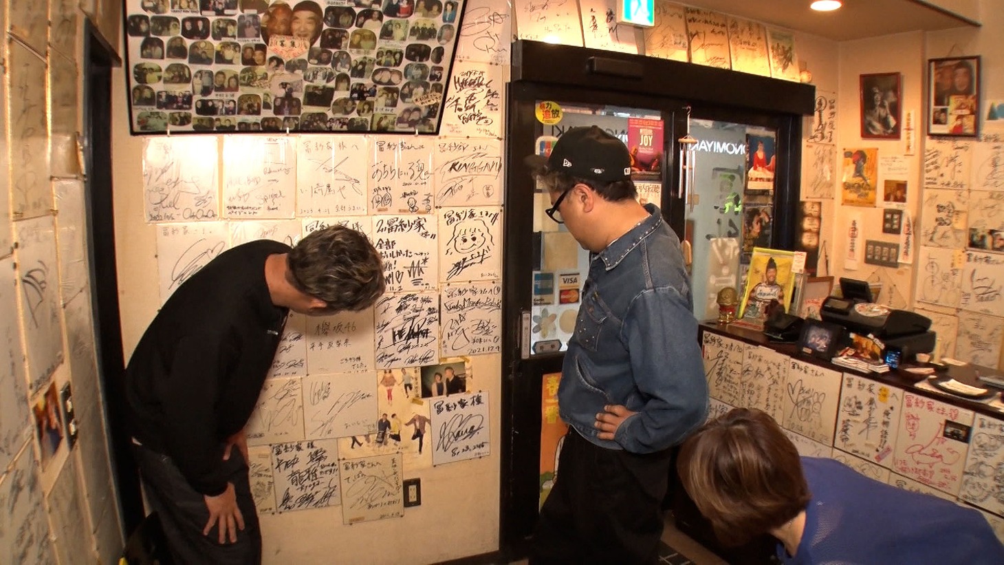 大量のサイン色紙を整理する麒麟・田村ととろサーモン久保田ら