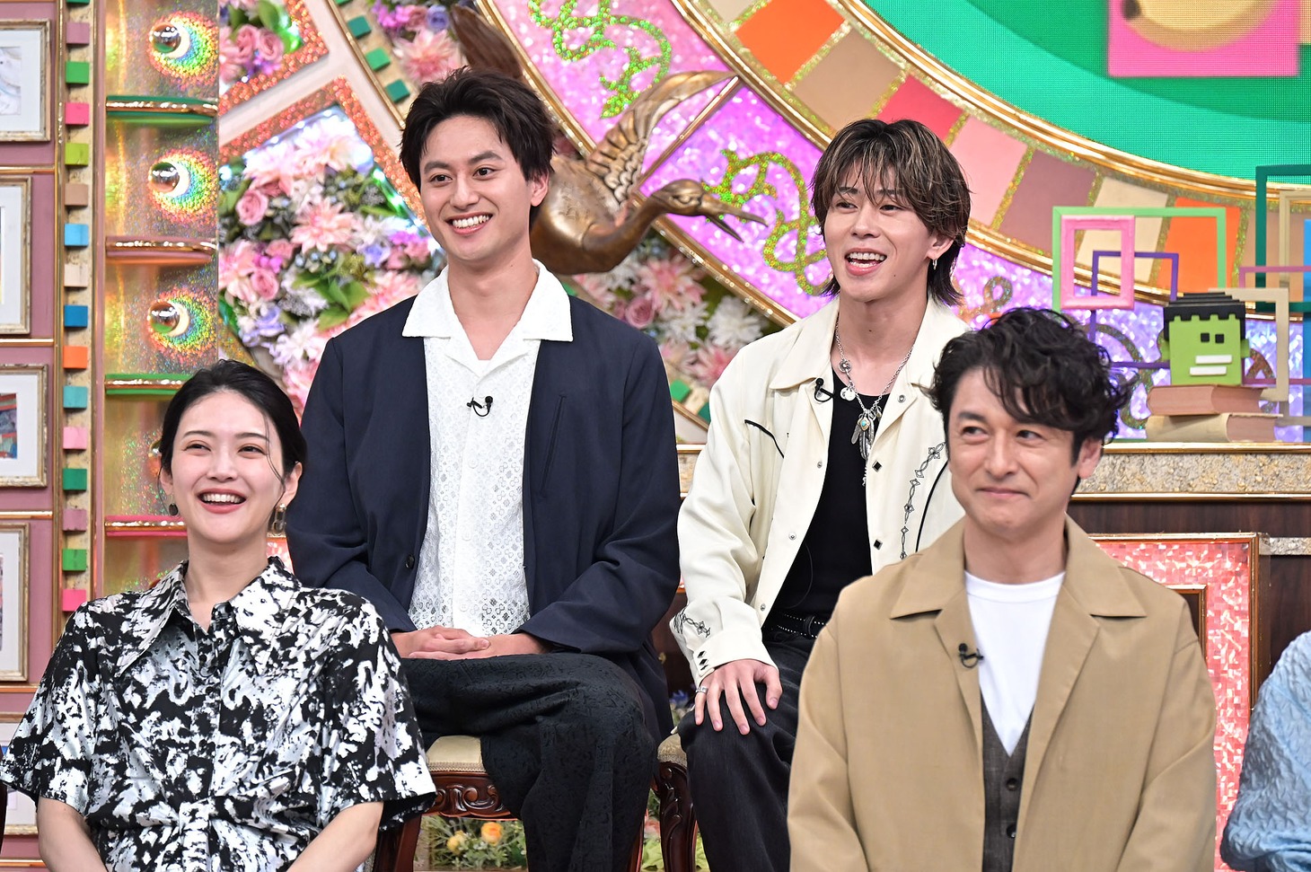 「コンビ生け花」に挑戦するAぇ! groupの小島健と末澤誠也