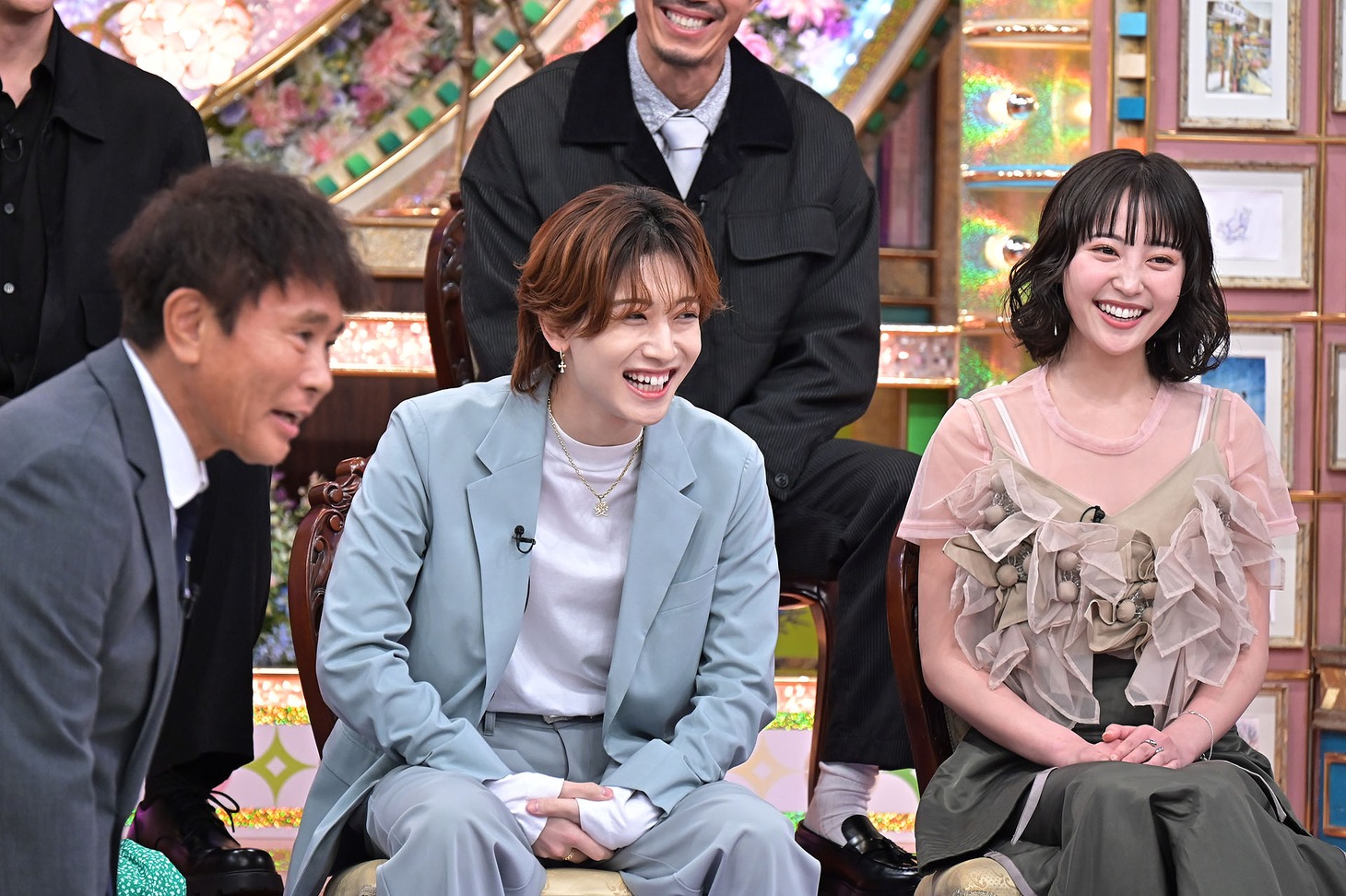 「水彩画コンクール」に挑戦する中村嶺亜（KEY TO LIT）（中央）