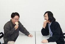 ドーナツを食べるママタルト檜原とジョックロック福本