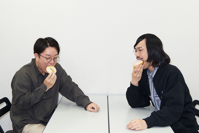 ドーナツを食べるママタルト檜原とジョックロック福本