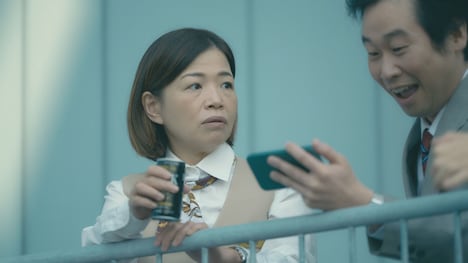 「ミラクルマン」に出演する大久保佳代子（左）