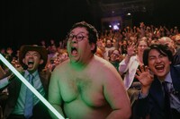 ドイツで行われた日本映画祭「ニッポン・コネクション」の舞台挨拶に登壇した春とヒコーキと「怪獣ヤロウ！」監督の八木順一朗