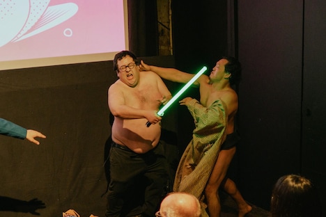 相撲パフォーマー・ごっちゃんこと乱闘を繰り広げるぐんぴぃ