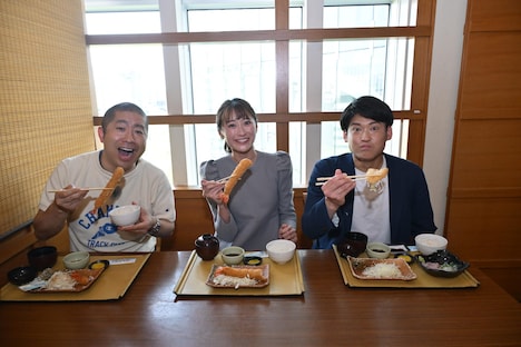 左から、ハライチ澤部、犬塚しおりアナ、谷村謙介アナ