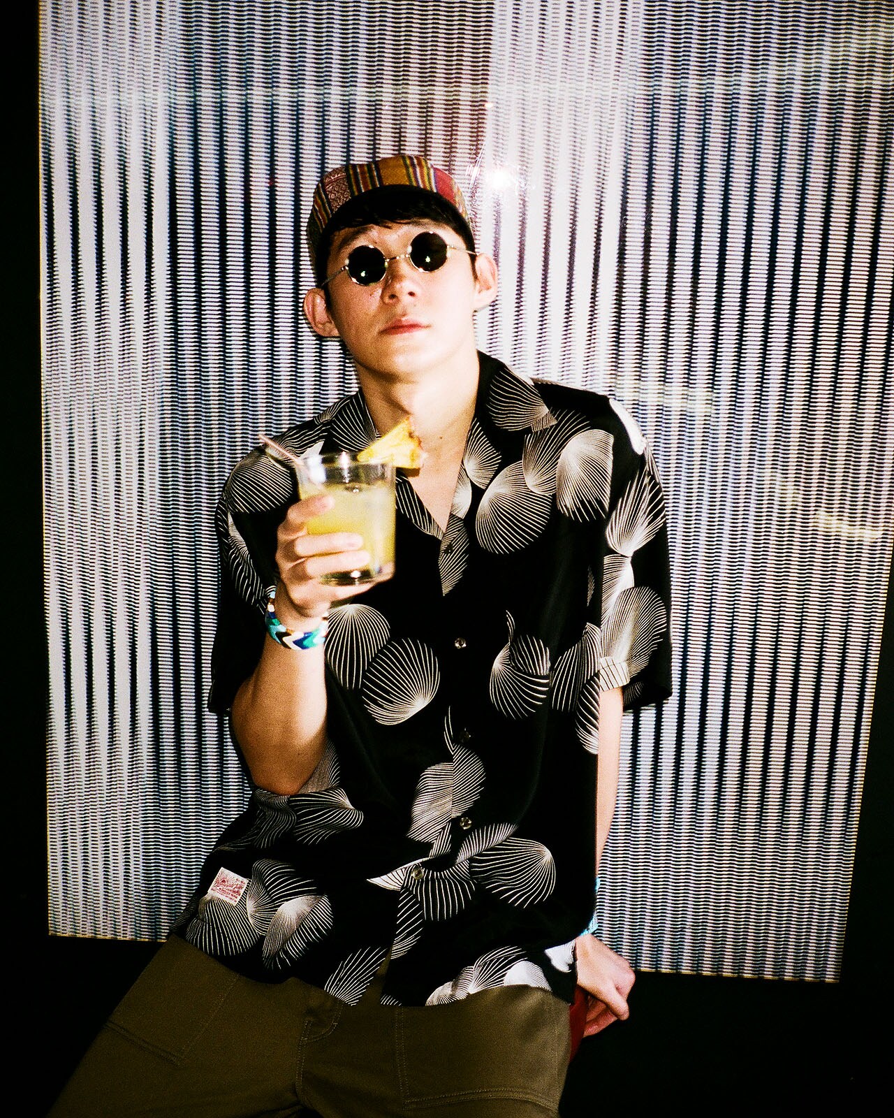 ジュースごくごく倶楽部がハワイアンシャツ着こなす - お笑いナタリー