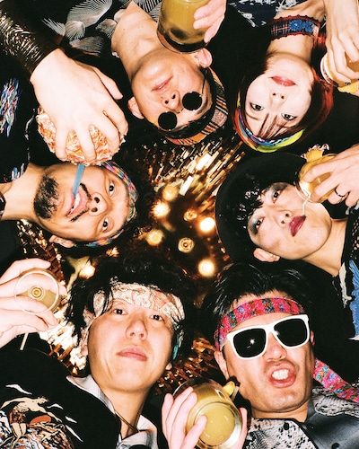 「Schott HAWAIIAN SHIRT COLLECTION 2025」のビジュアルに起用されたジュースごくごく倶楽部。