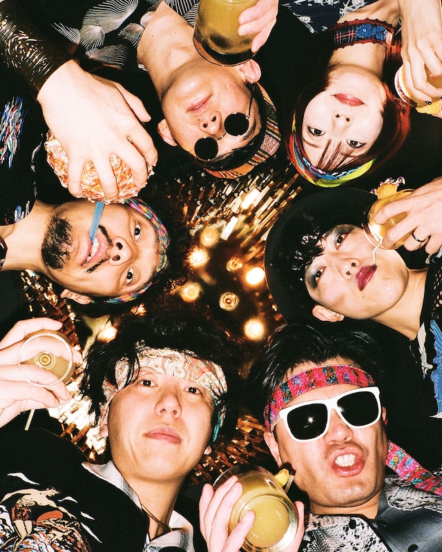 「Schott HAWAIIAN SHIRT COLLECTION 2025」のビジュアルに起用されたジュースごくごく倶楽部。