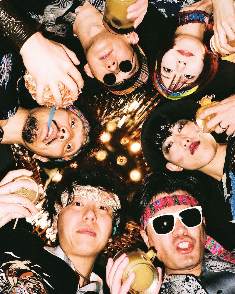 「Schott HAWAIIAN SHIRT COLLECTION 2025」のビジュアルに起用されたジュースごくごく倶楽部。