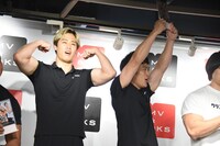 取材会に登場した（左から）鬼ぷりん大石、YUTARO