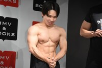 筋肉をアピールするハタノハタ