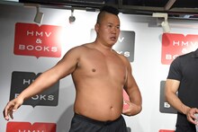 筋肉をアピールするが、一同から「デブ！」と野次られるしんや