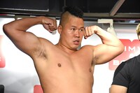 筋肉をアピールするが、一同から「デブ！」と野次られるしんや