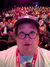 ドイツの観客をバックに写真を撮る「怪獣ヤロウ！」主演の春とヒコーキ・ぐんぴぃ