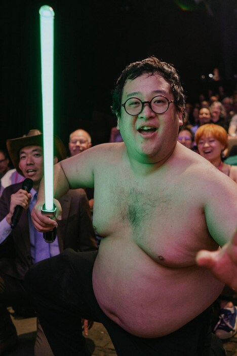 ドイツで行われた日本映画祭「ニッポン・コネクション」の舞台挨拶にライトセーバーを持って登場した春とヒコーキ・ぐんぴぃ