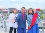 左から海原やすよ 、宮川大輔、海原ともこ