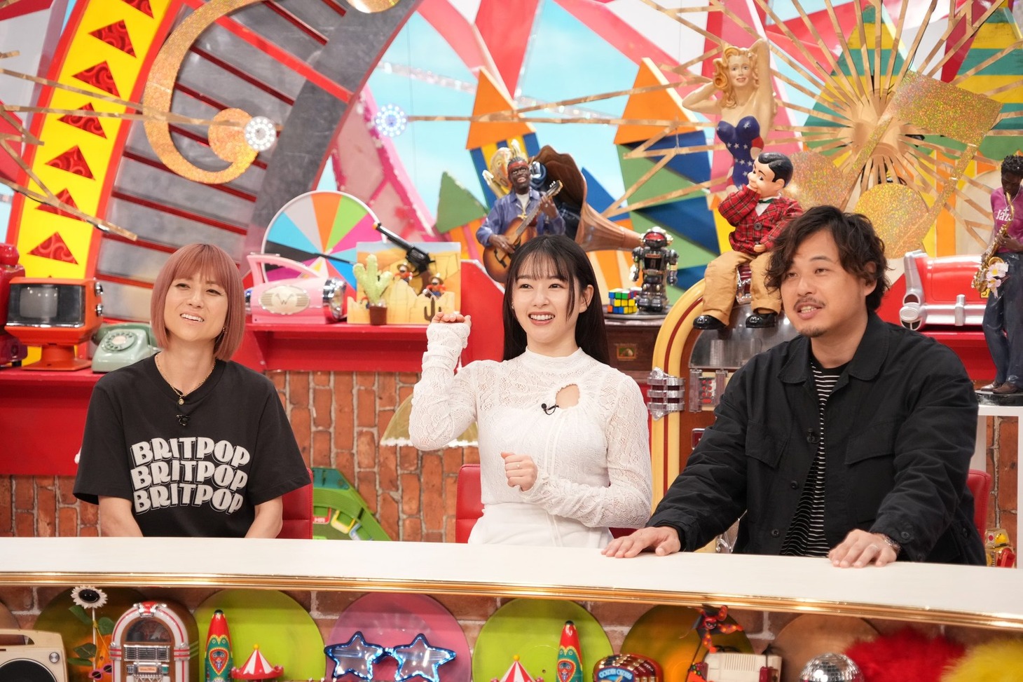 左から、hitomi、桜井日奈子、アルコ＆ピース平子