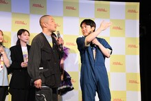 ショートコントを披露するラブレターズ